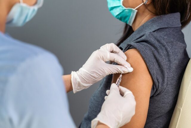 Corona nach der Spritze: Ist die Impfung etwa genauso riskant wie das Virus selbst?